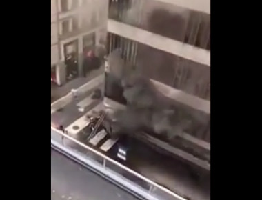 Επίθεση στη Στοκχόλμη: Η στιγμή που το φορτηγό του τρόμου τυλίγεται στις φλόγες! (βίντεο)